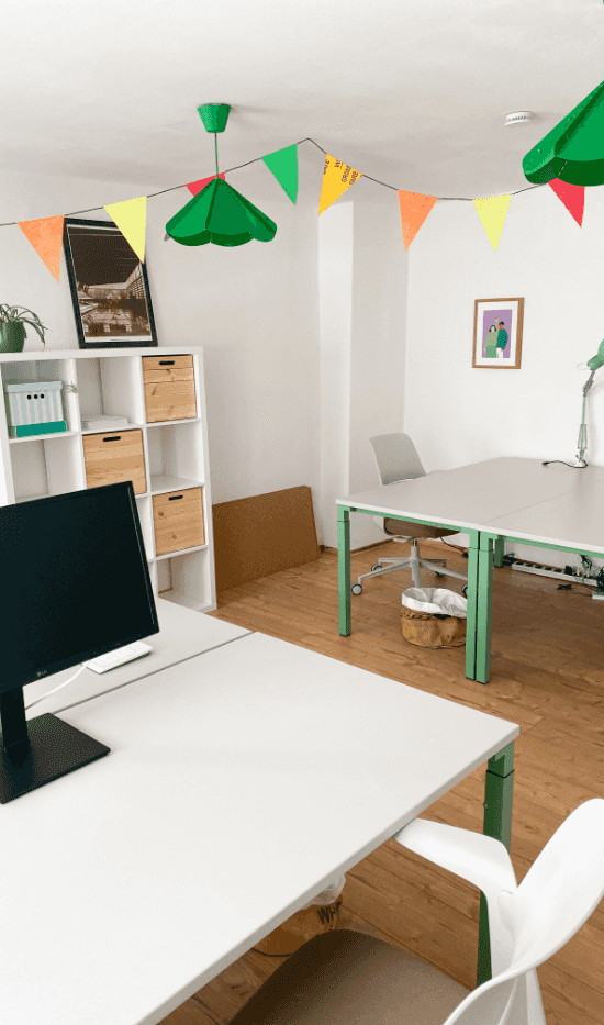 Coworking Büro mit Regal und Tischen